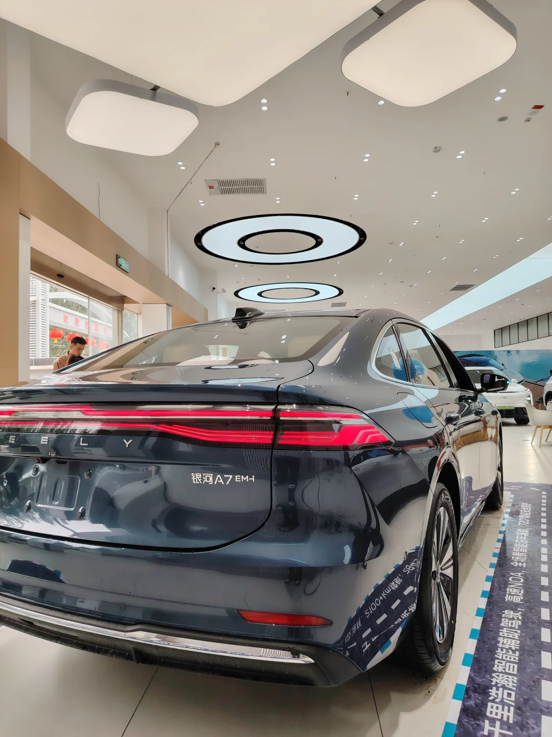 月薪5K闭眼入！00后第一辆轿车，吉利银河A7