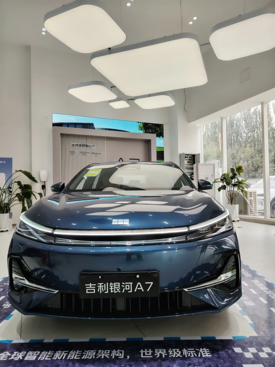 月薪5K闭眼入！00后第一辆轿车，吉利银河A7