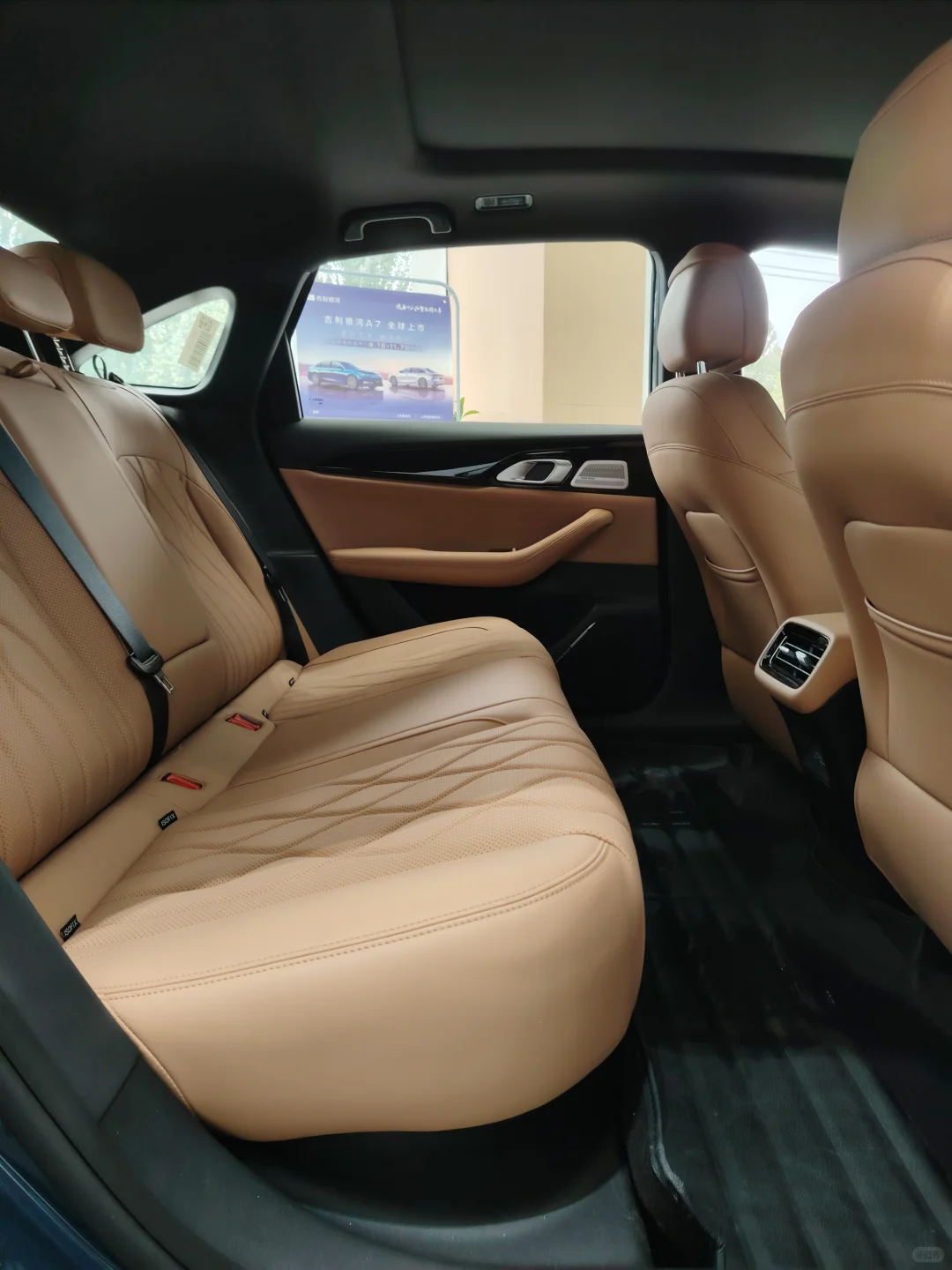 月薪5K闭眼入！00后第一辆轿车，吉利银河A7