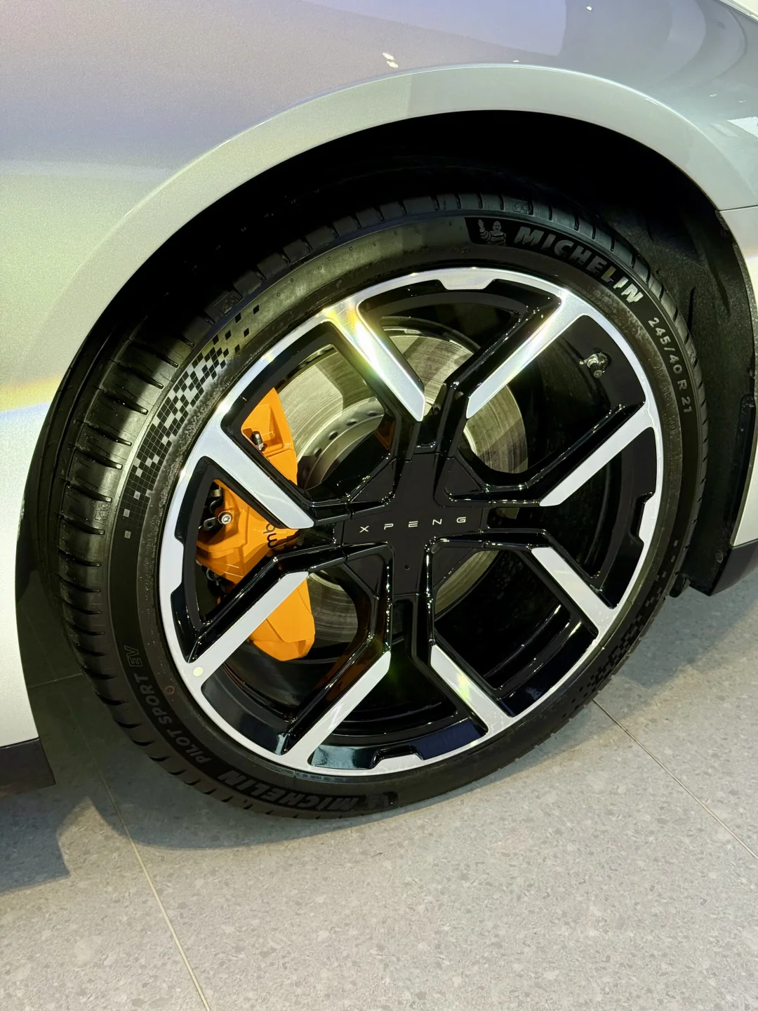 全新小鹏P7实拍｜优雅与科技并存的智能电轿