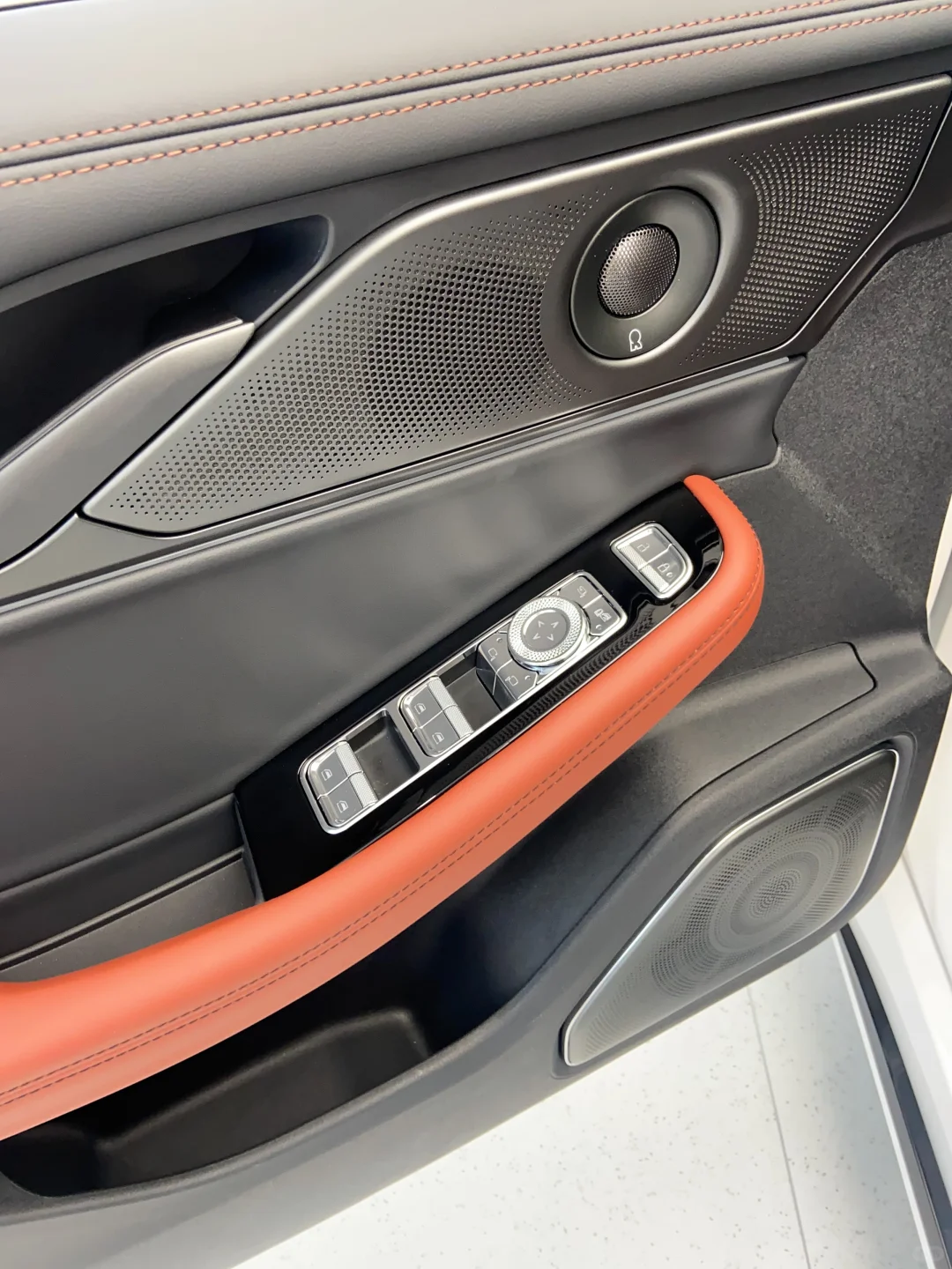 今天的林肯Z是白色的🤗