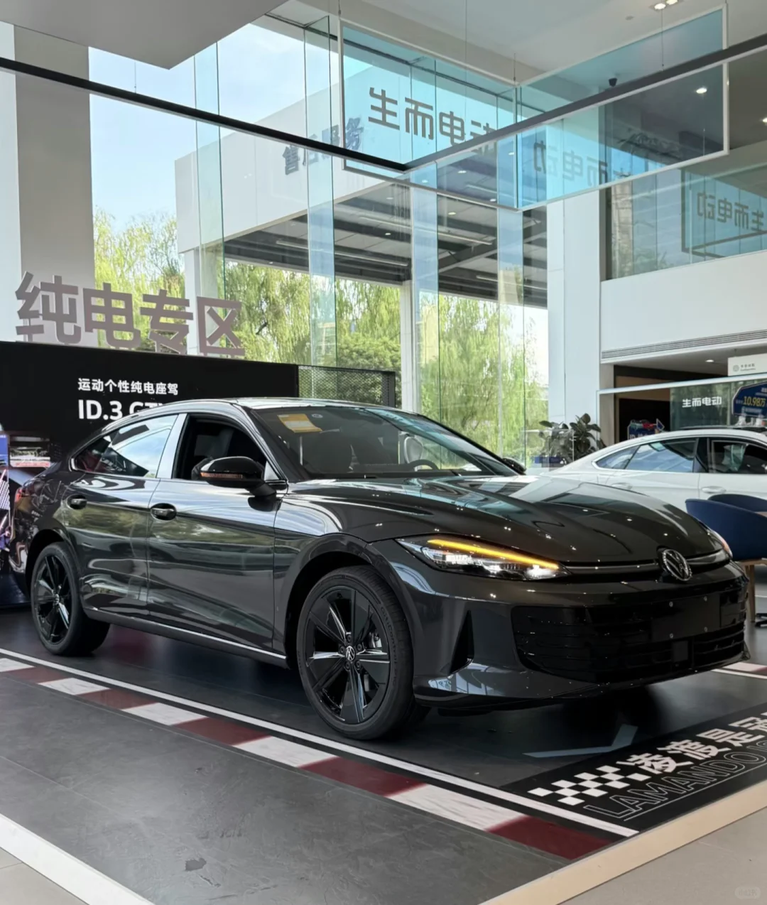 这台车也太帅了吧