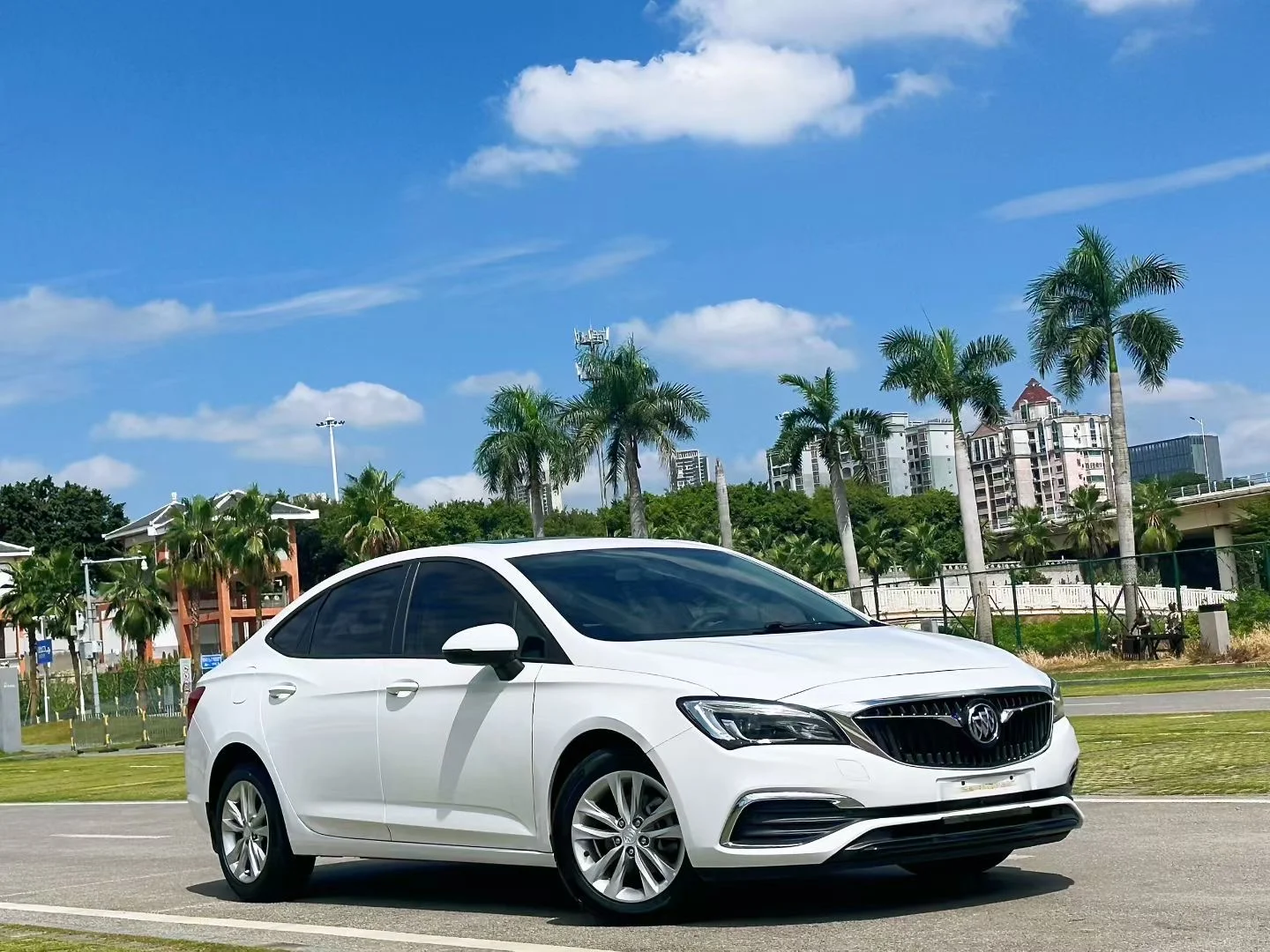 18款别克威朗三厢 20T 双离合领先型 一手车