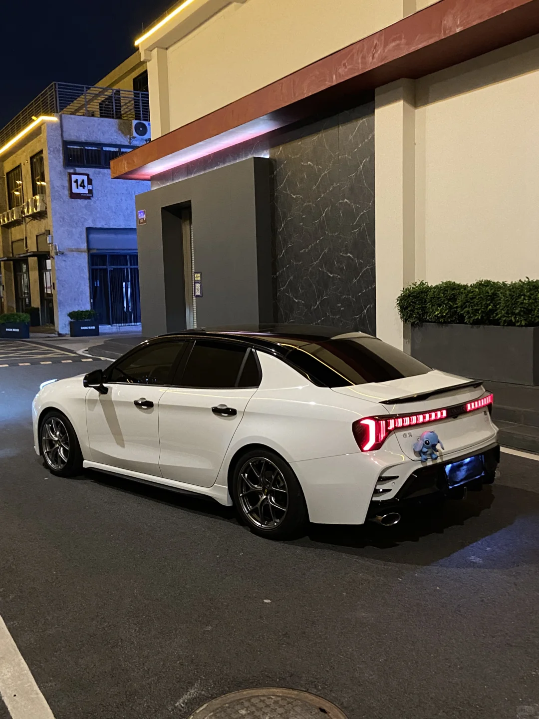 领克03白色 真很优雅