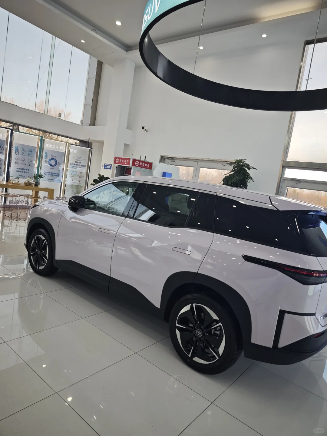 谁能拒绝一辆会发光的粉色SUV啊！💖