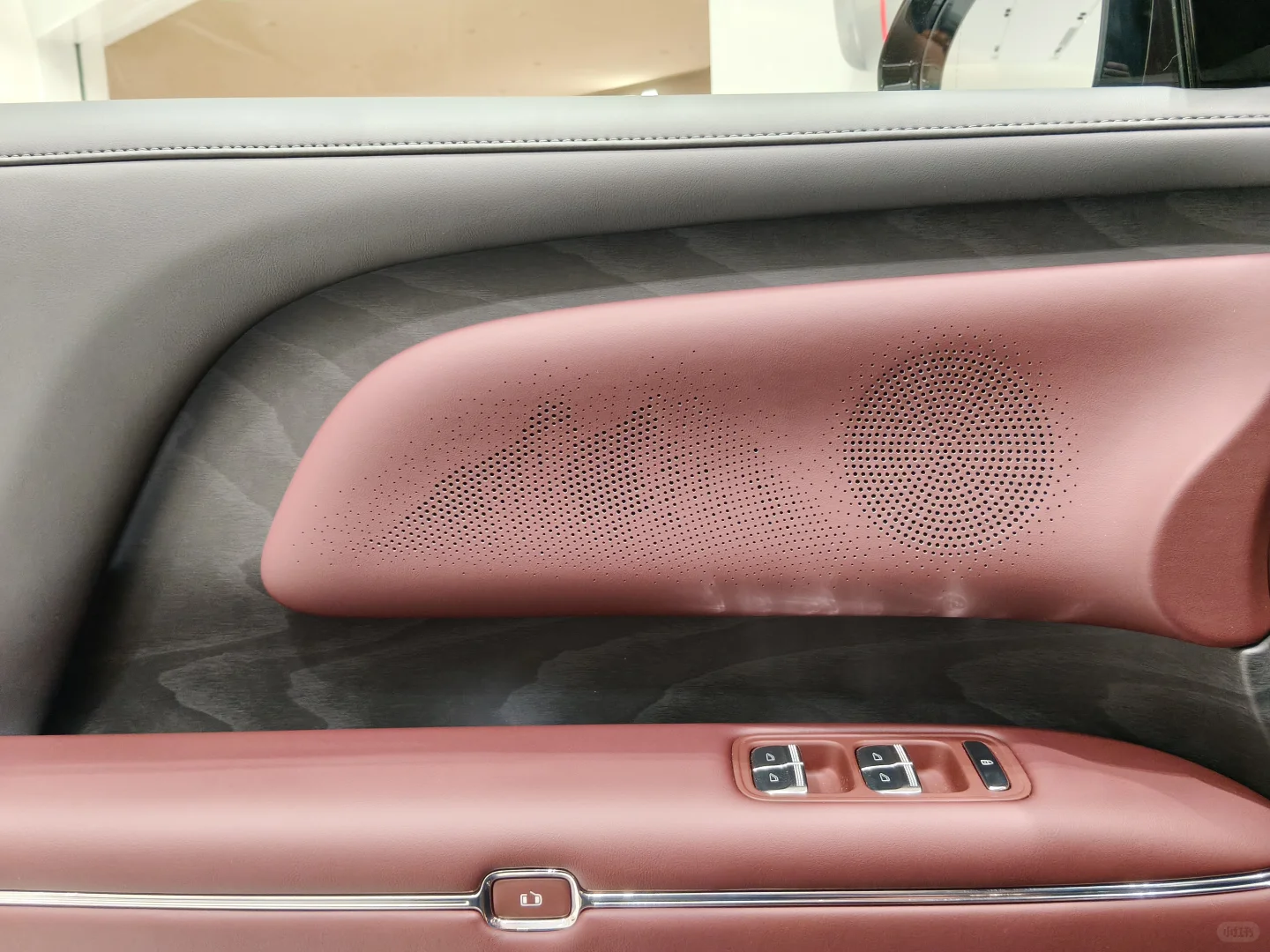 岚图泰山SUV实拍｜这设计感直接戳中审美心