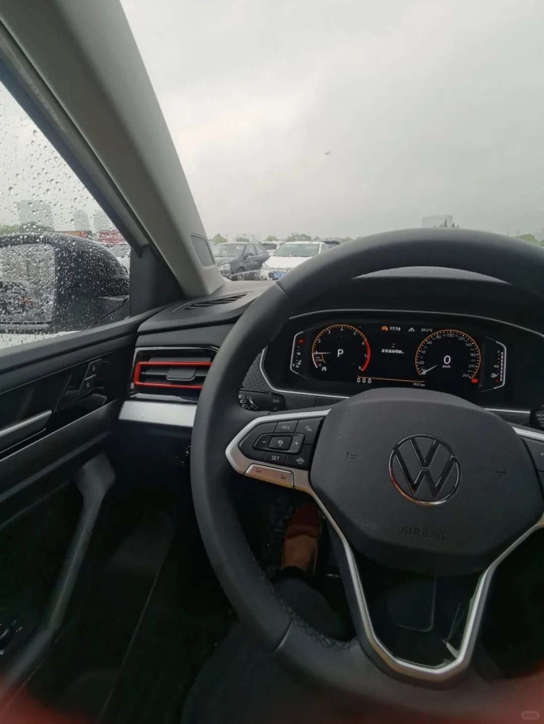 女生月入8k，买了辆10w朗逸~