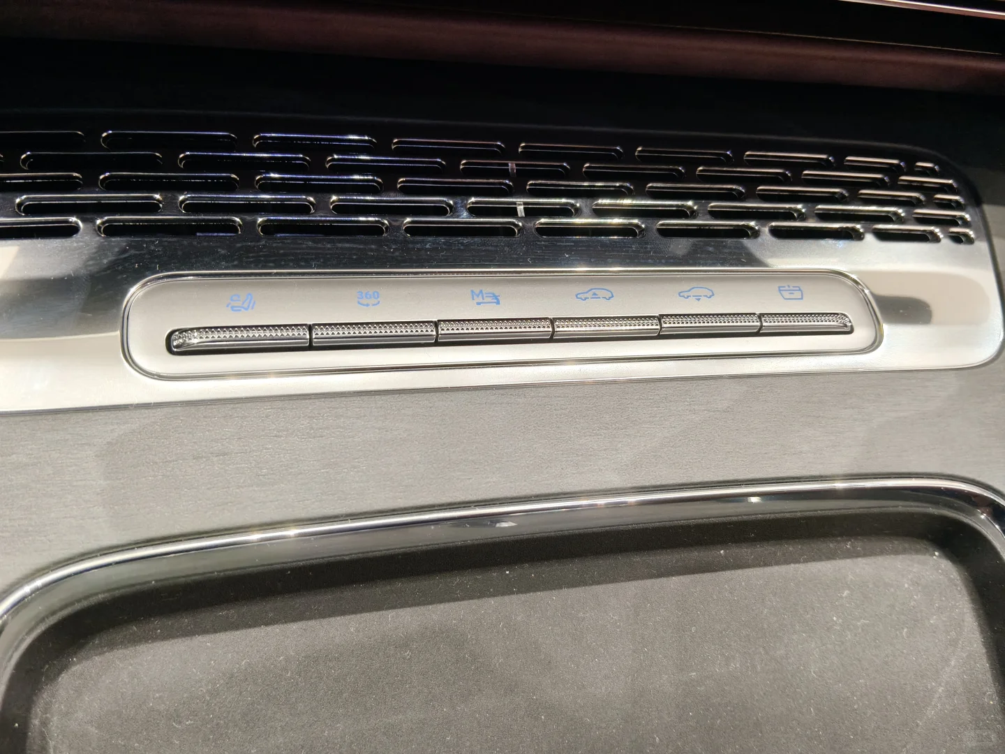 岚图泰山SUV实拍｜这设计感直接戳中审美心