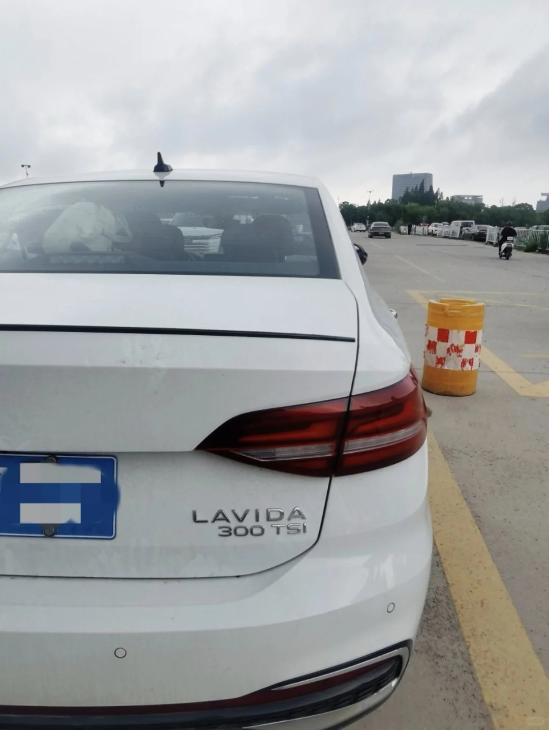 女生月入8k，买了辆10w朗逸~