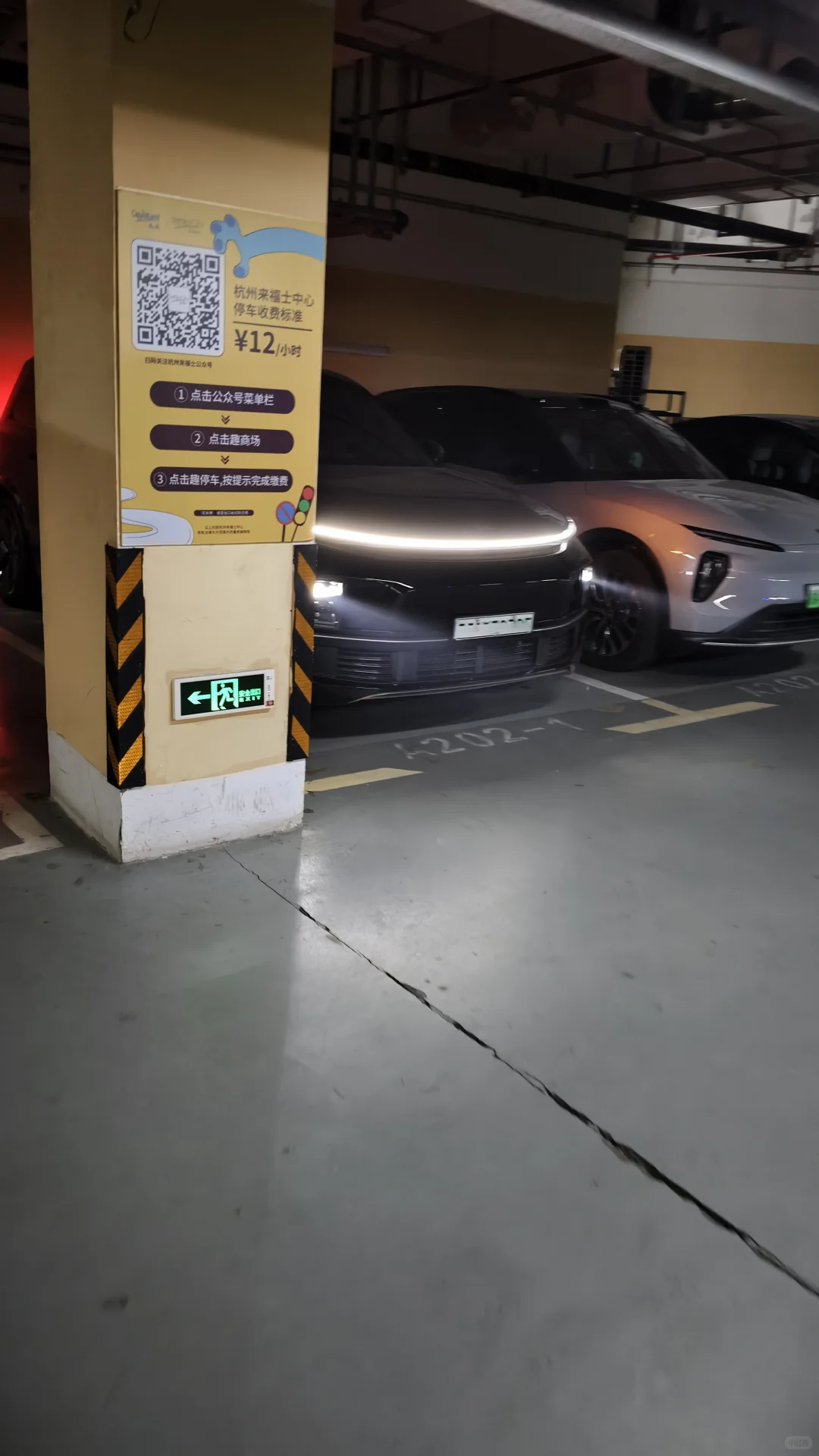 大型suv倒车入库 城市道路行驶 加油