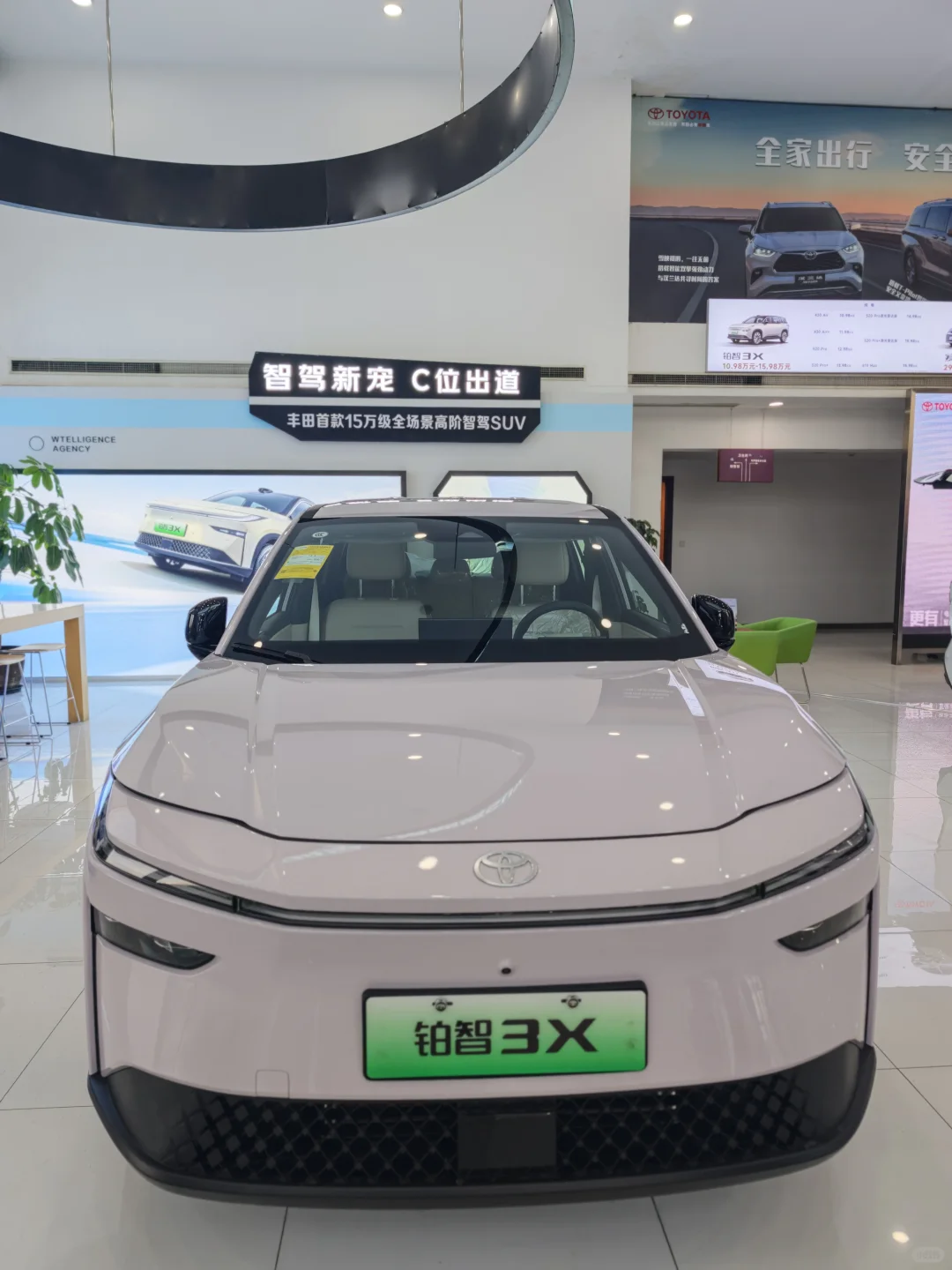 谁能拒绝一辆会发光的粉色SUV啊！💖