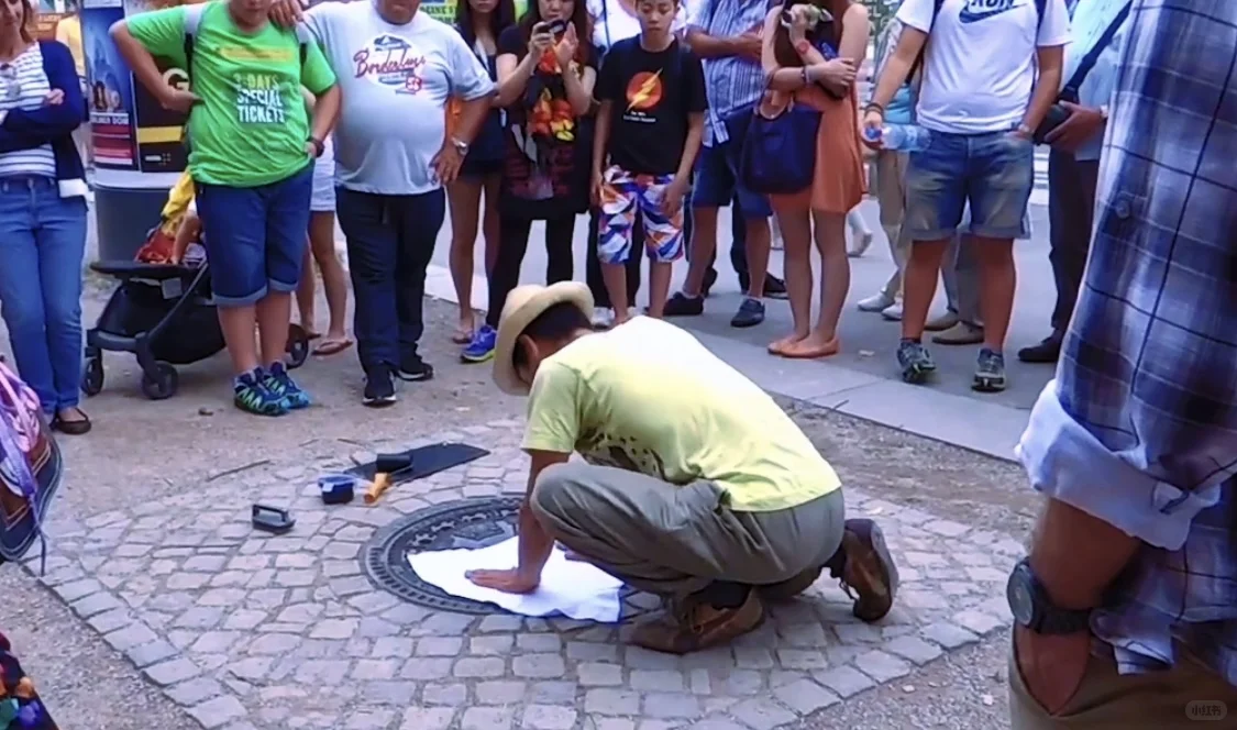 井盖旁的众生相,藏着人间百态