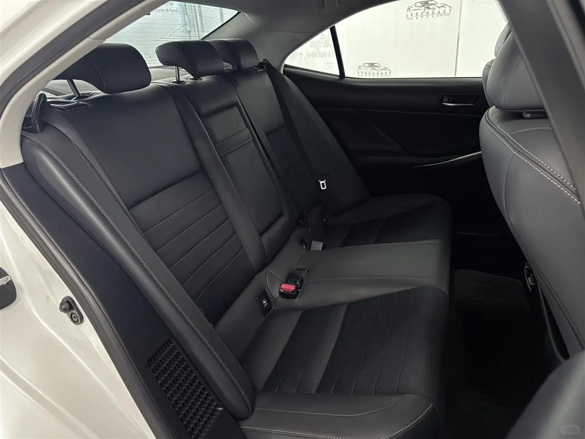 雷克萨斯IS 300H混动，盲点监测，雷达巡航