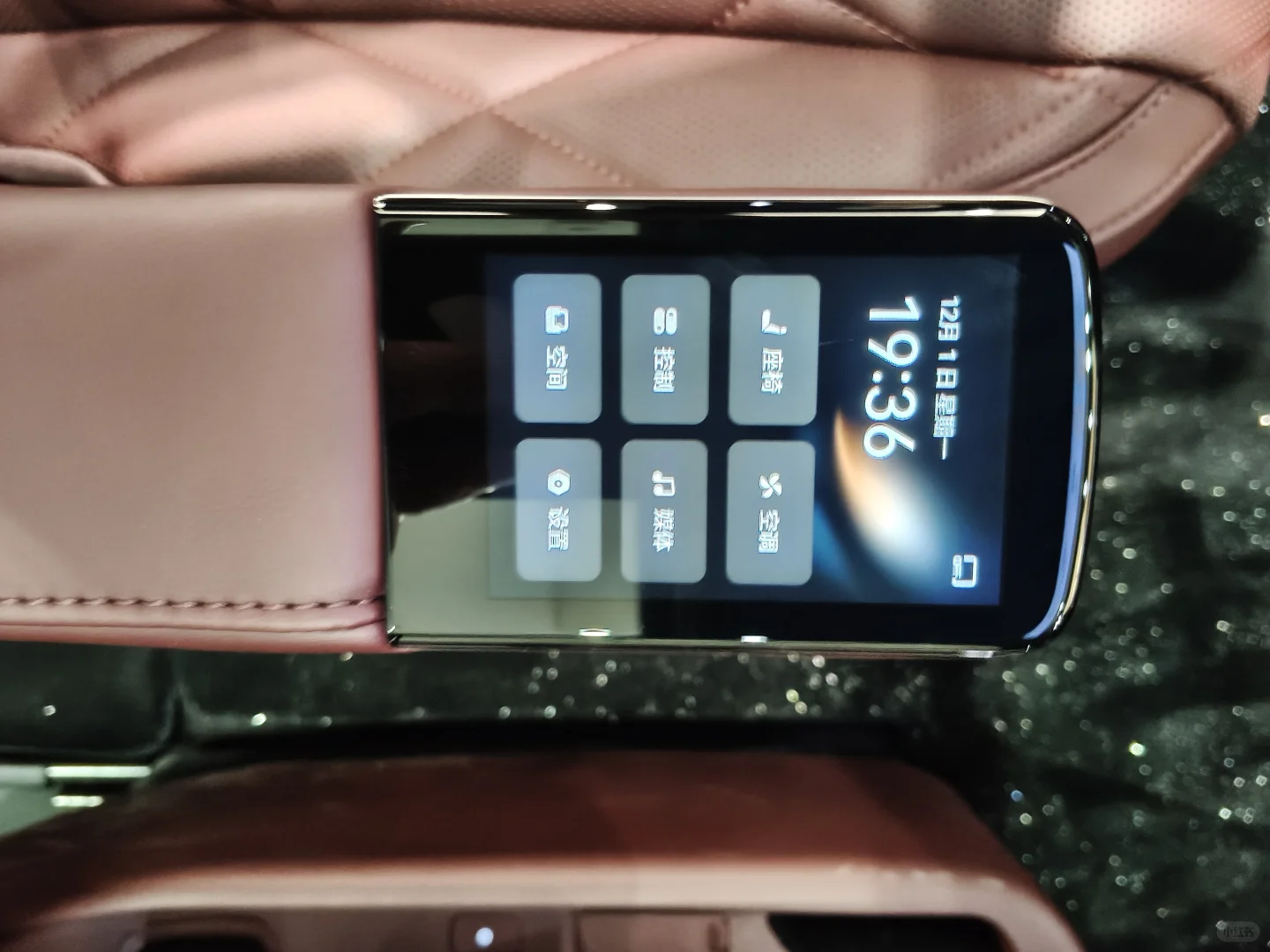 岚图泰山SUV实拍｜这设计感直接戳中审美心