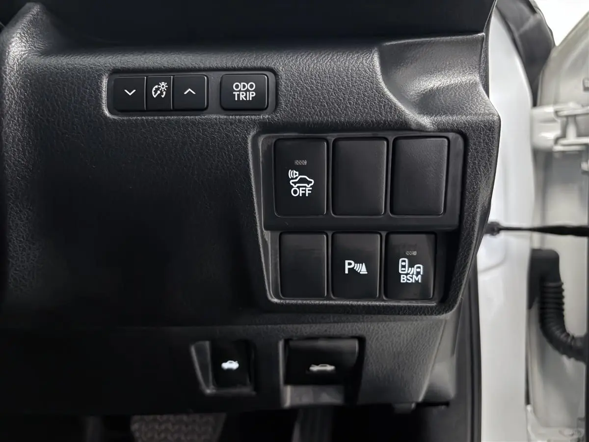 雷克萨斯IS 300H混动，盲点监测，雷达巡航