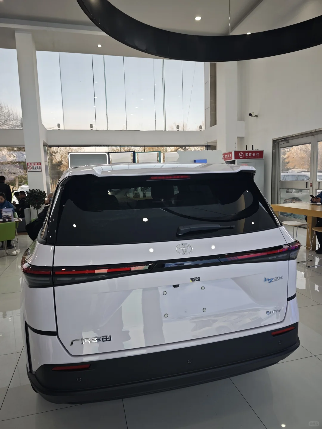 谁能拒绝一辆会发光的粉色SUV啊！💖