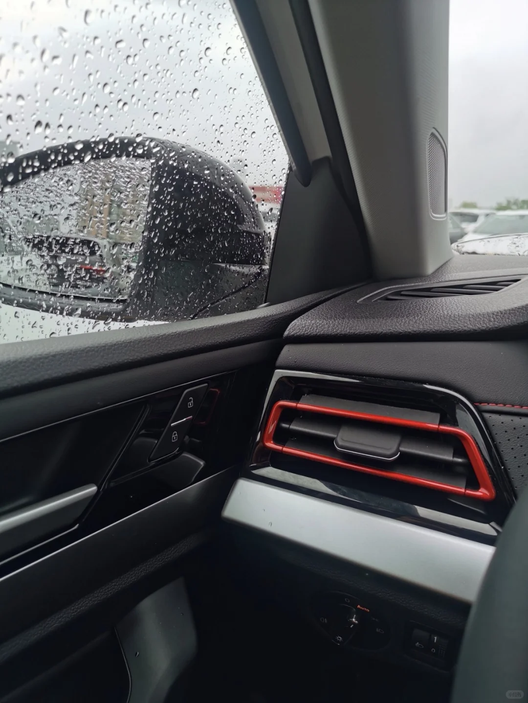 女生月入8k，买了辆10w朗逸~