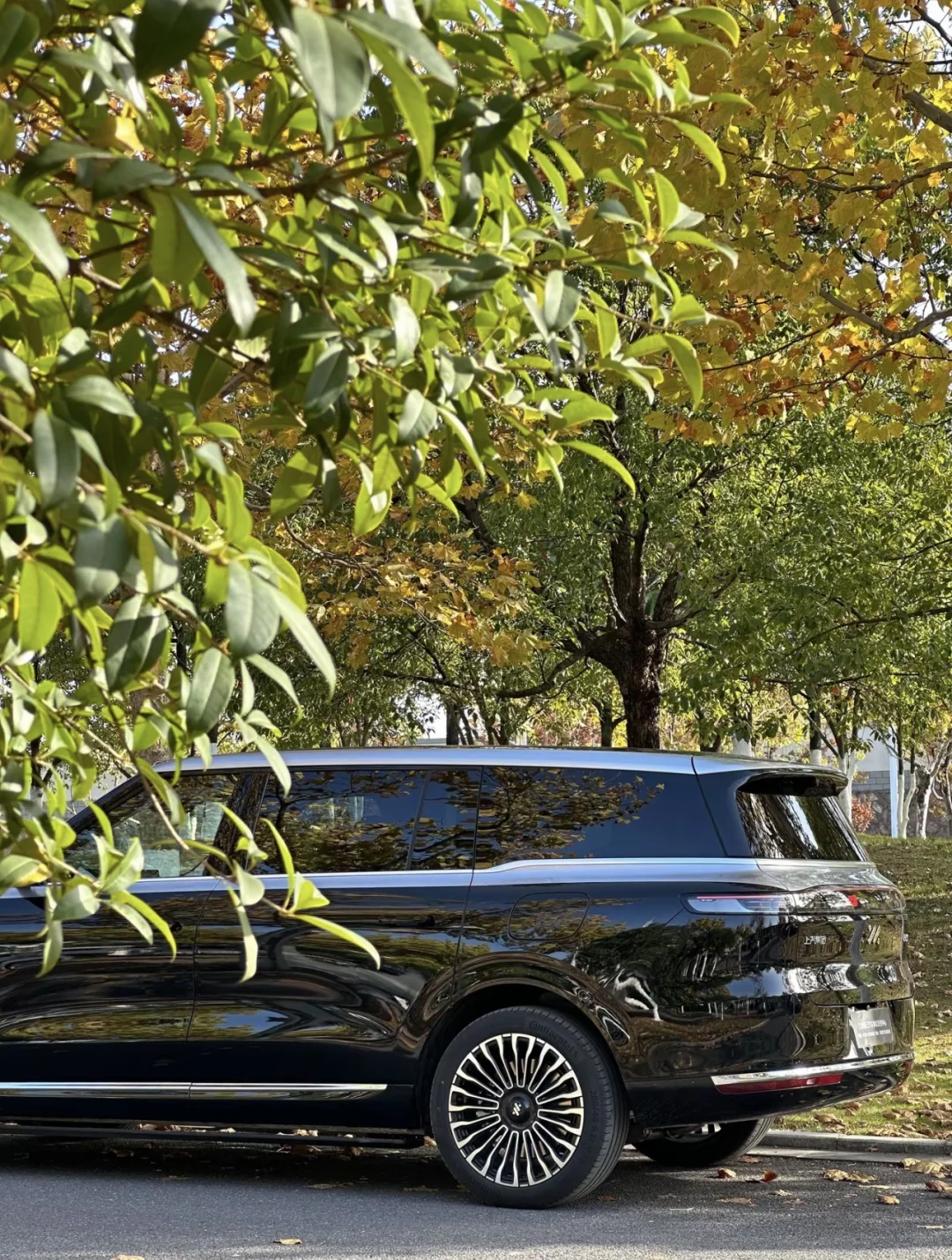 双手拎东西也能开尾门！智己LS9敲击2下自动