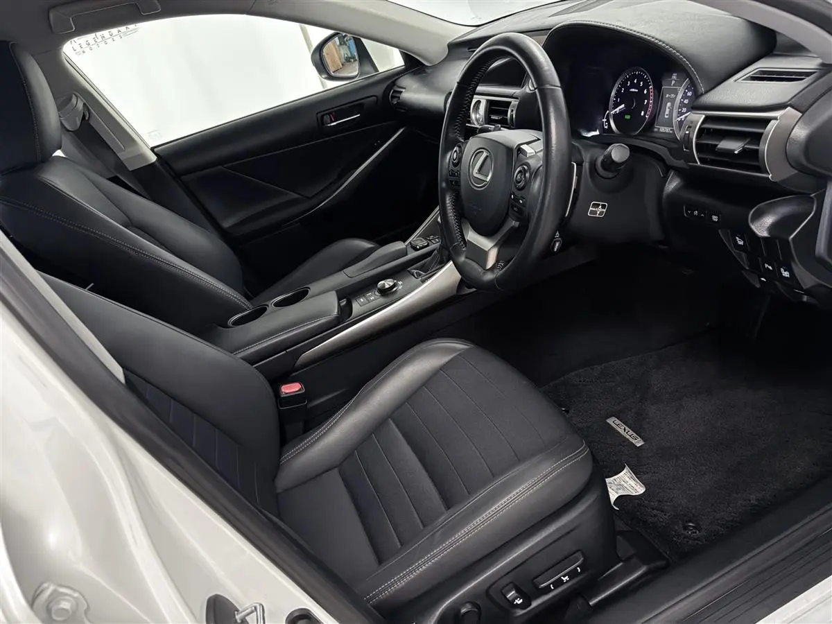 雷克萨斯IS 300H混动，盲点监测，雷达巡航