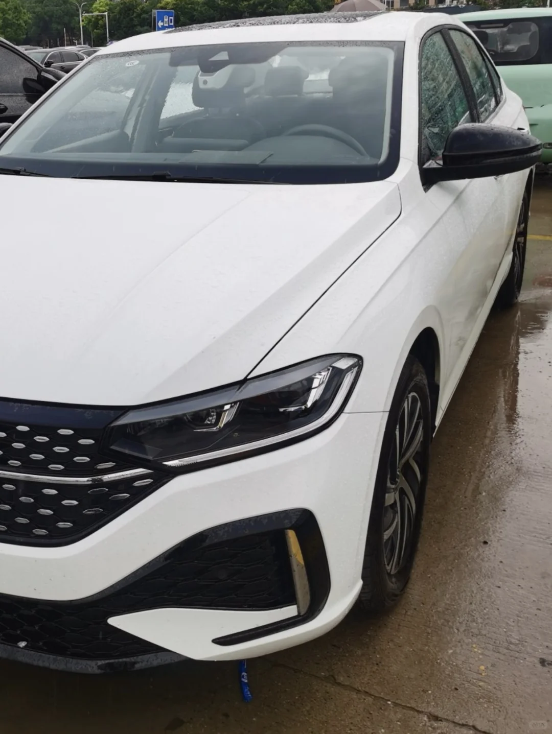 女生月入8k，买了辆10w朗逸~