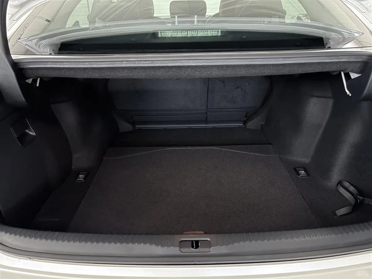 雷克萨斯IS 300H混动，盲点监测，雷达巡航