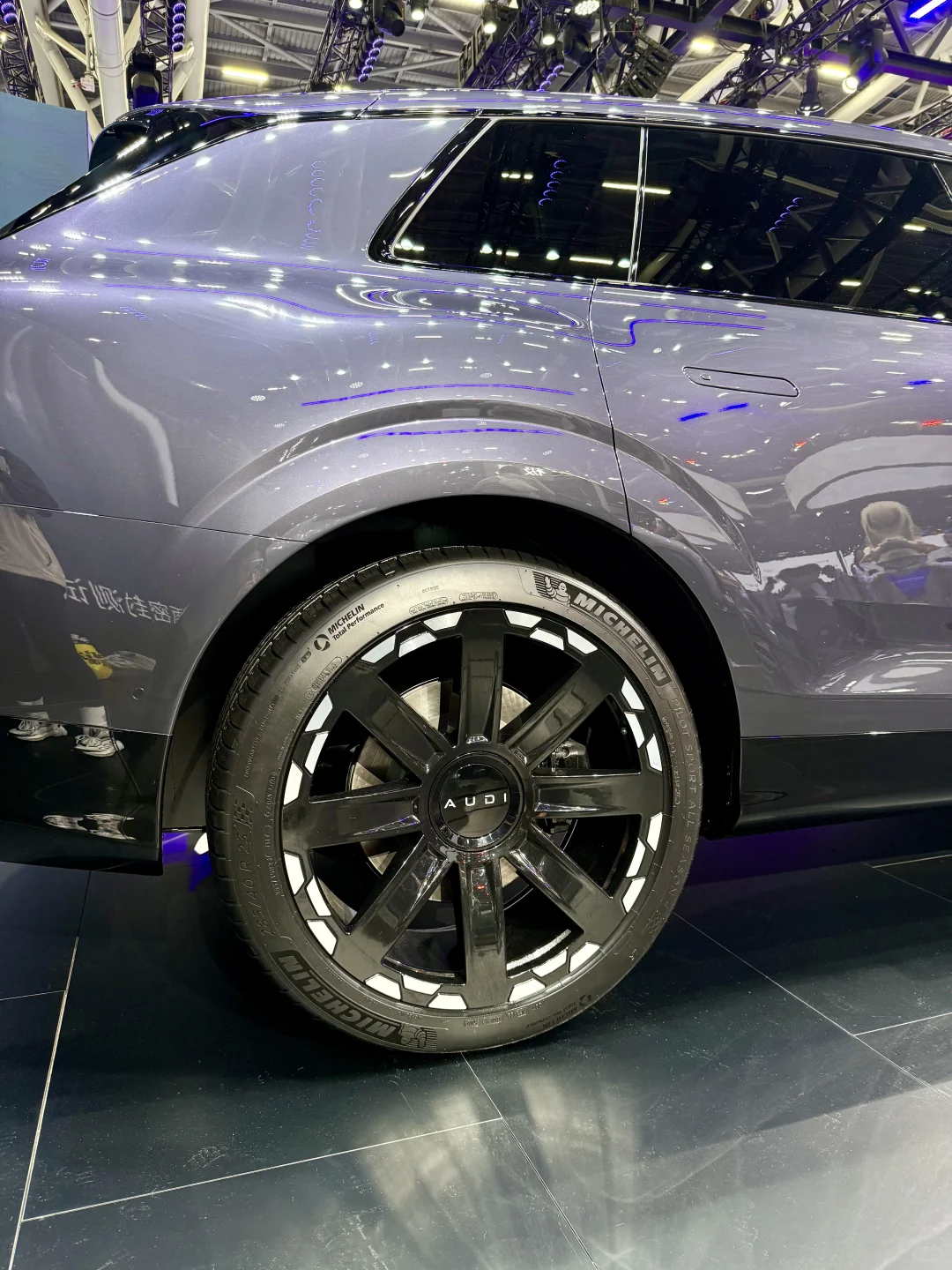 看奥迪新电动，直接被郑钦文同款戳中！