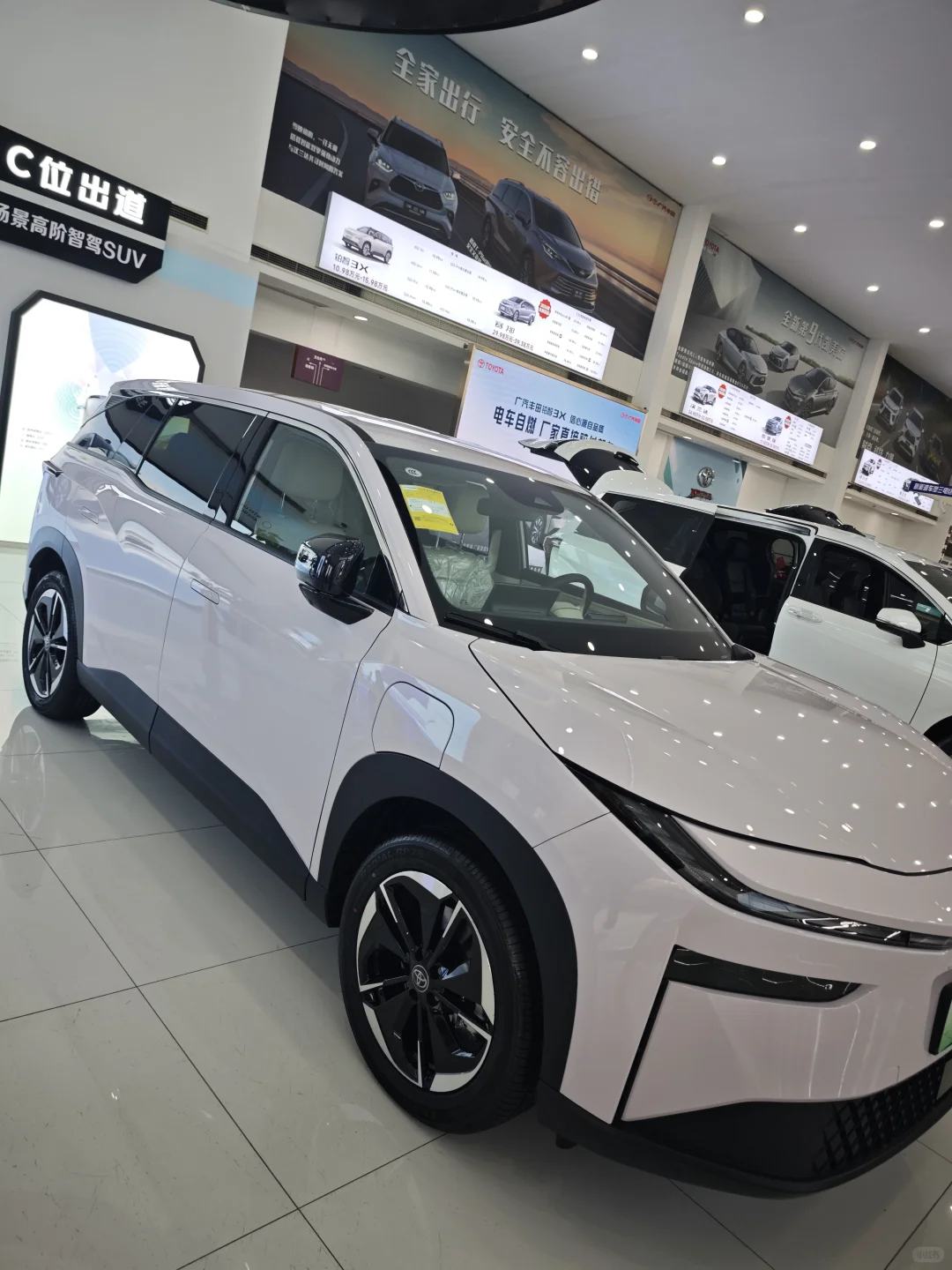 谁能拒绝一辆会发光的粉色SUV啊！💖