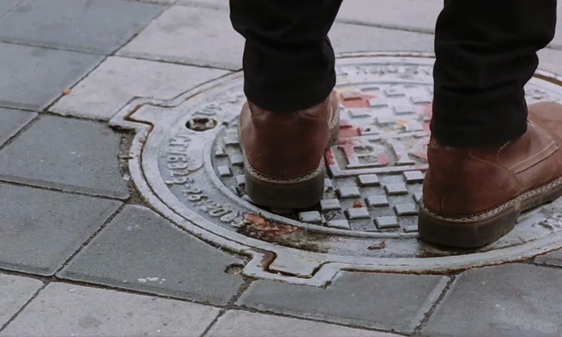 井盖旁的众生相,藏着人间百态