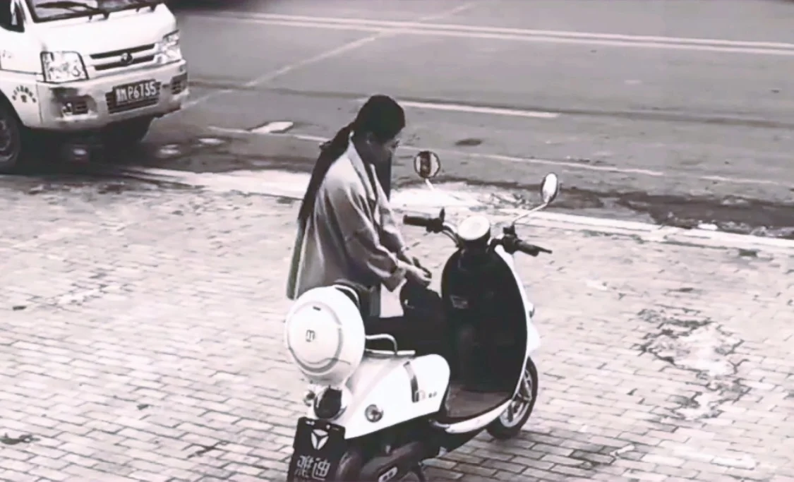 井盖旁的众生相,藏着人间百态