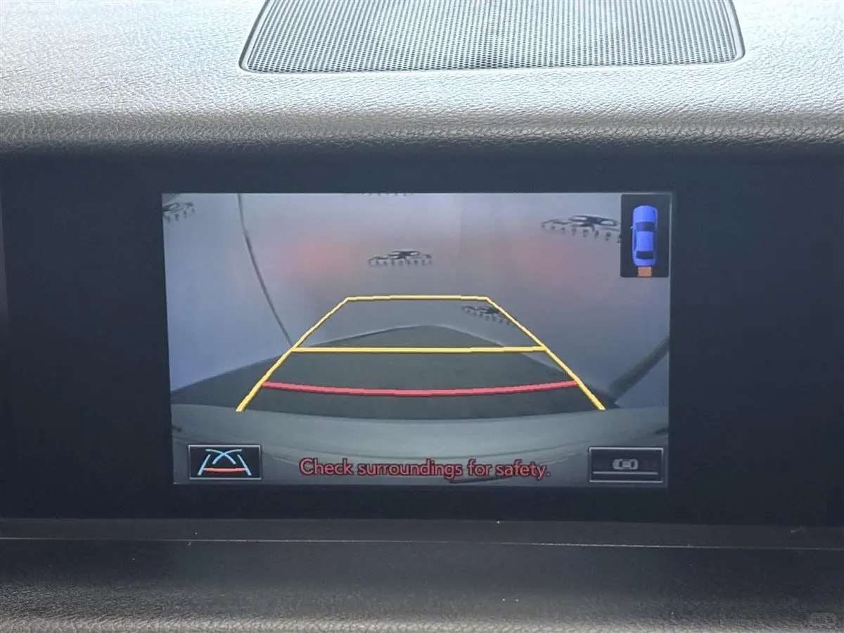 雷克萨斯IS 300H混动，盲点监测，雷达巡航