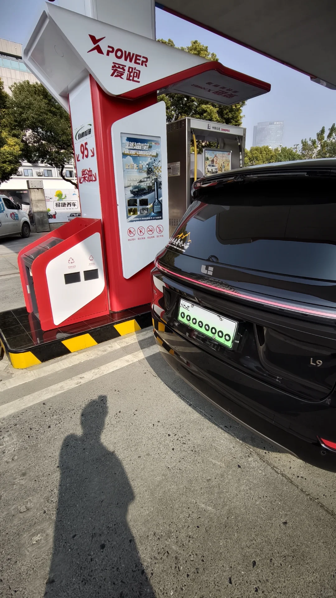 大型suv倒车入库 城市道路行驶 加油