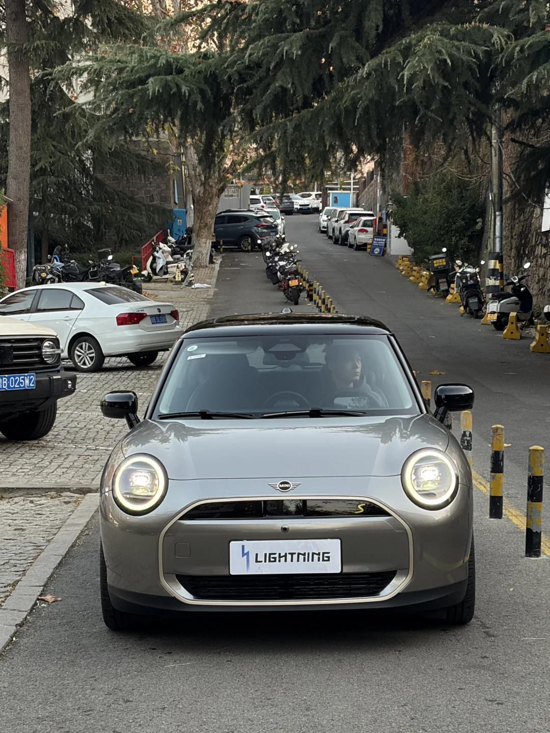 找到了电动minicooper的本命色了！！！