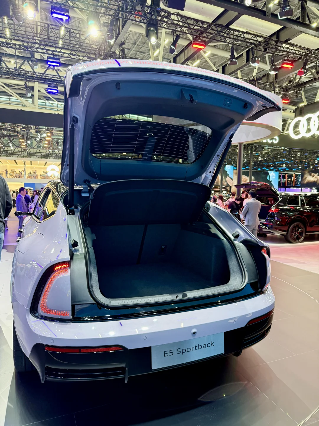 看奥迪新电动，直接被郑钦文同款戳中！