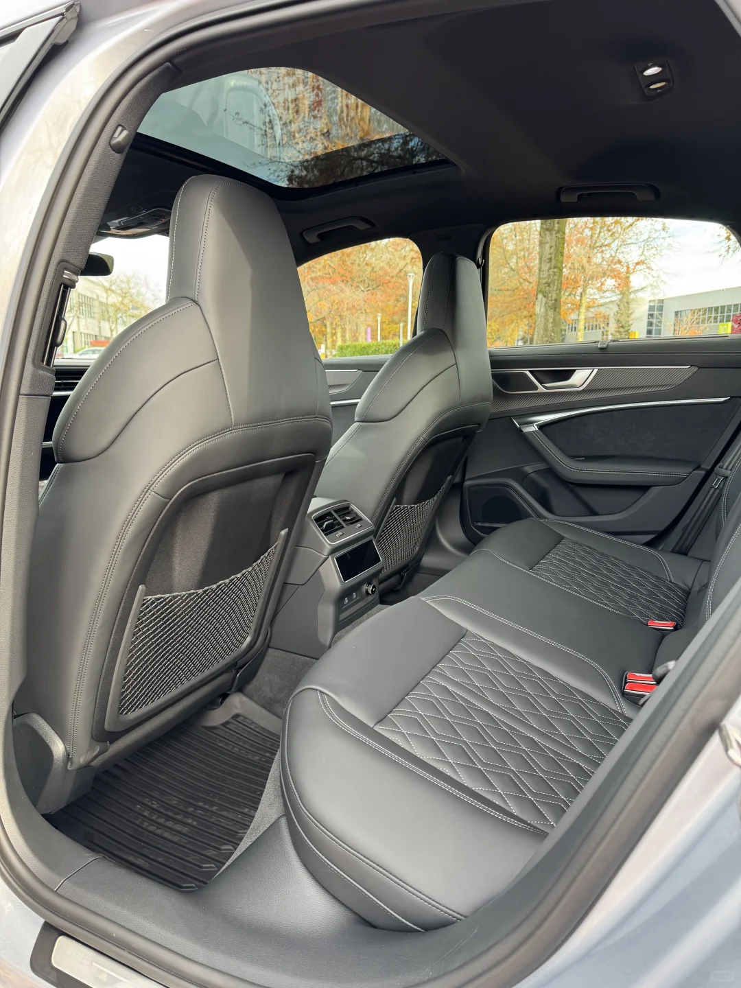 2025全新 奥迪S6: 行政轿车玩反差❓