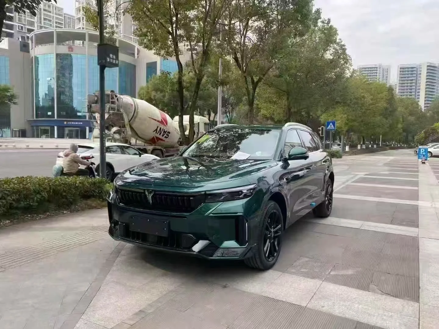 岚图FREE十几万W拿下全能显眼包SUV