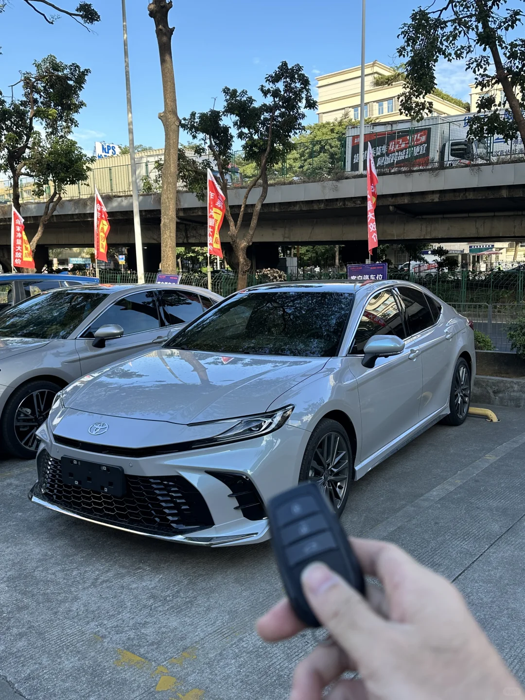 00后男大毕业，爸妈力挺👋付5W提26款凯美瑞