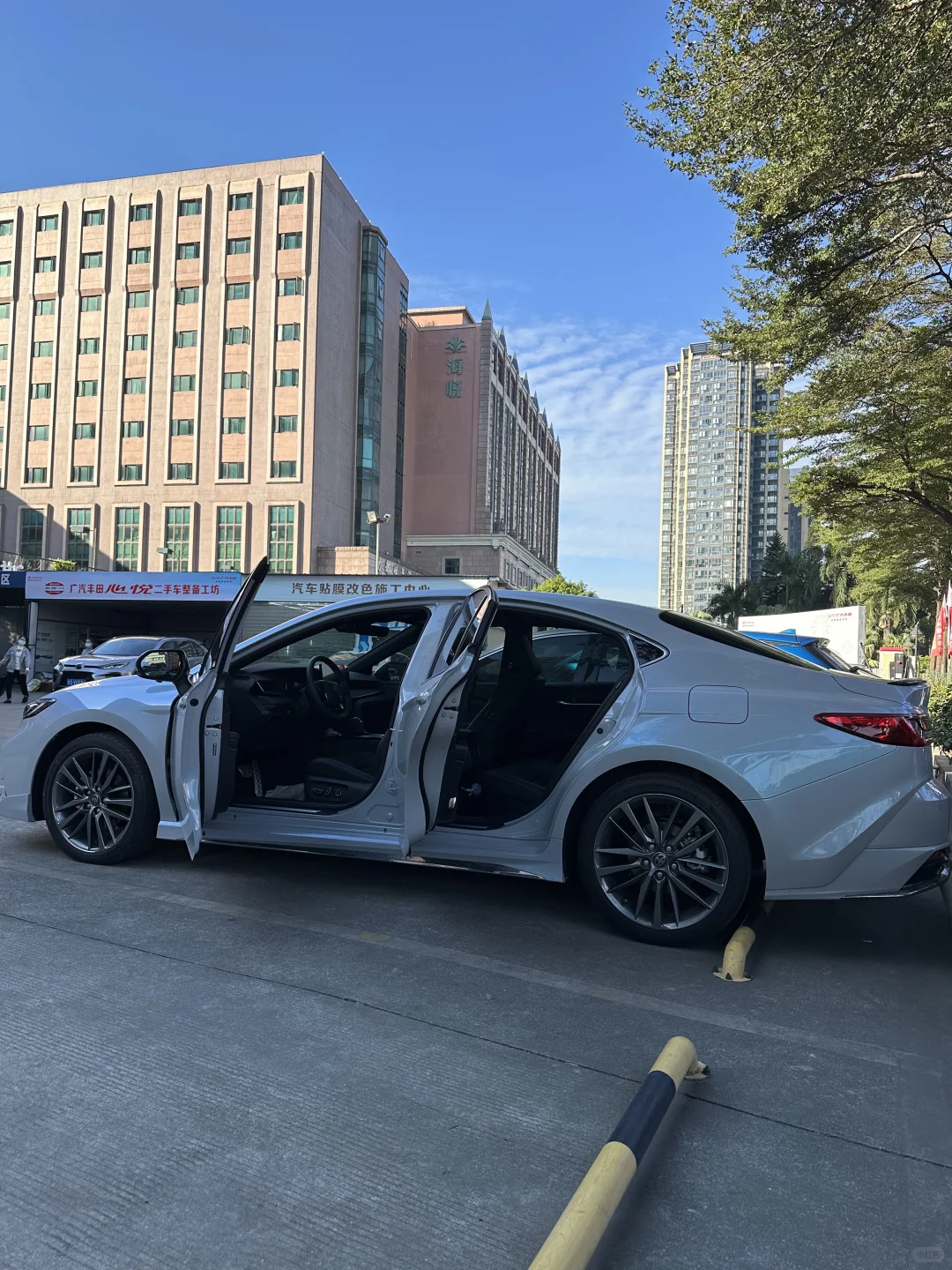 00后男大毕业，爸妈力挺👋付5W提26款凯美瑞