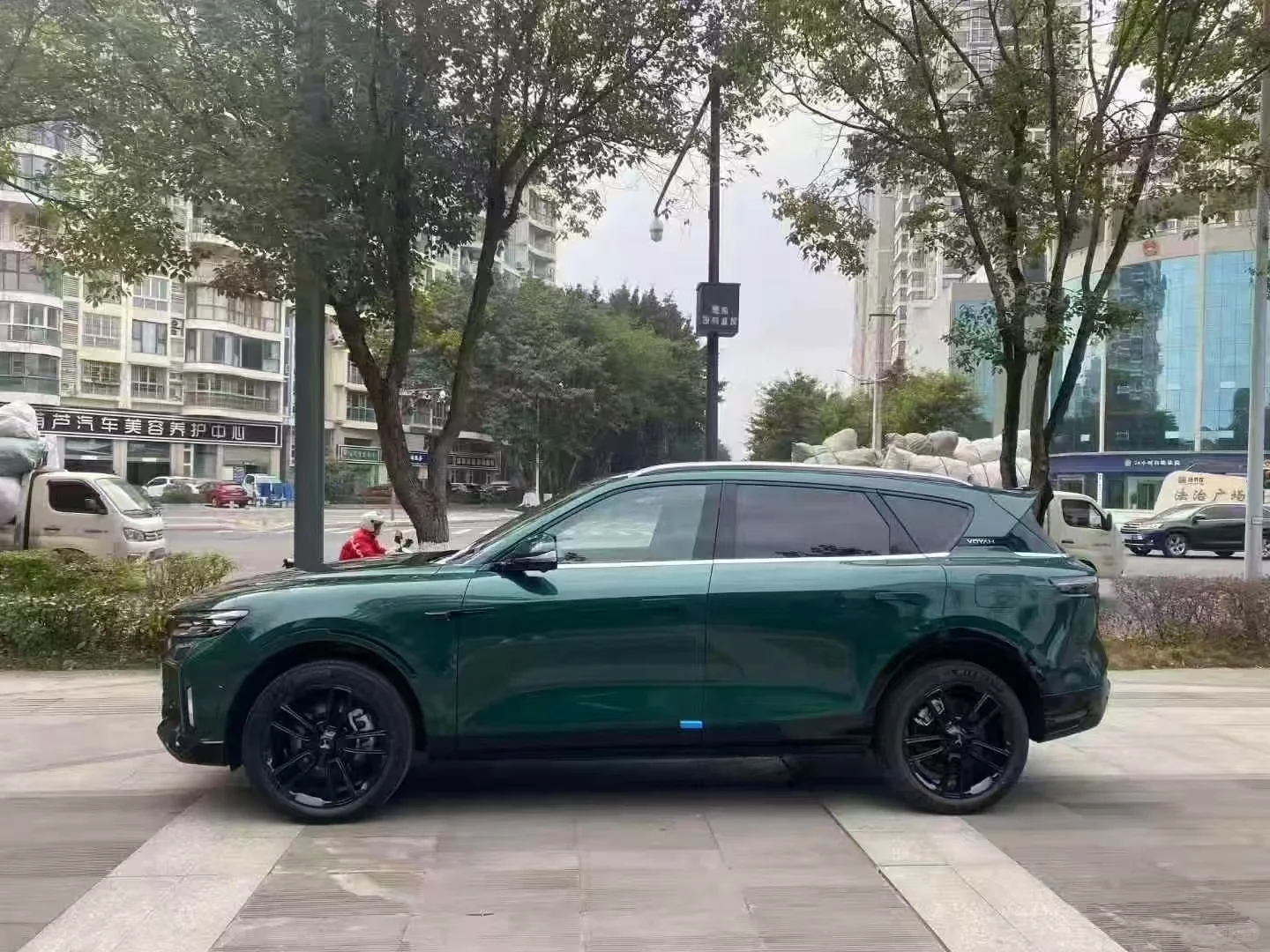 岚图FREE十几万W拿下全能显眼包SUV