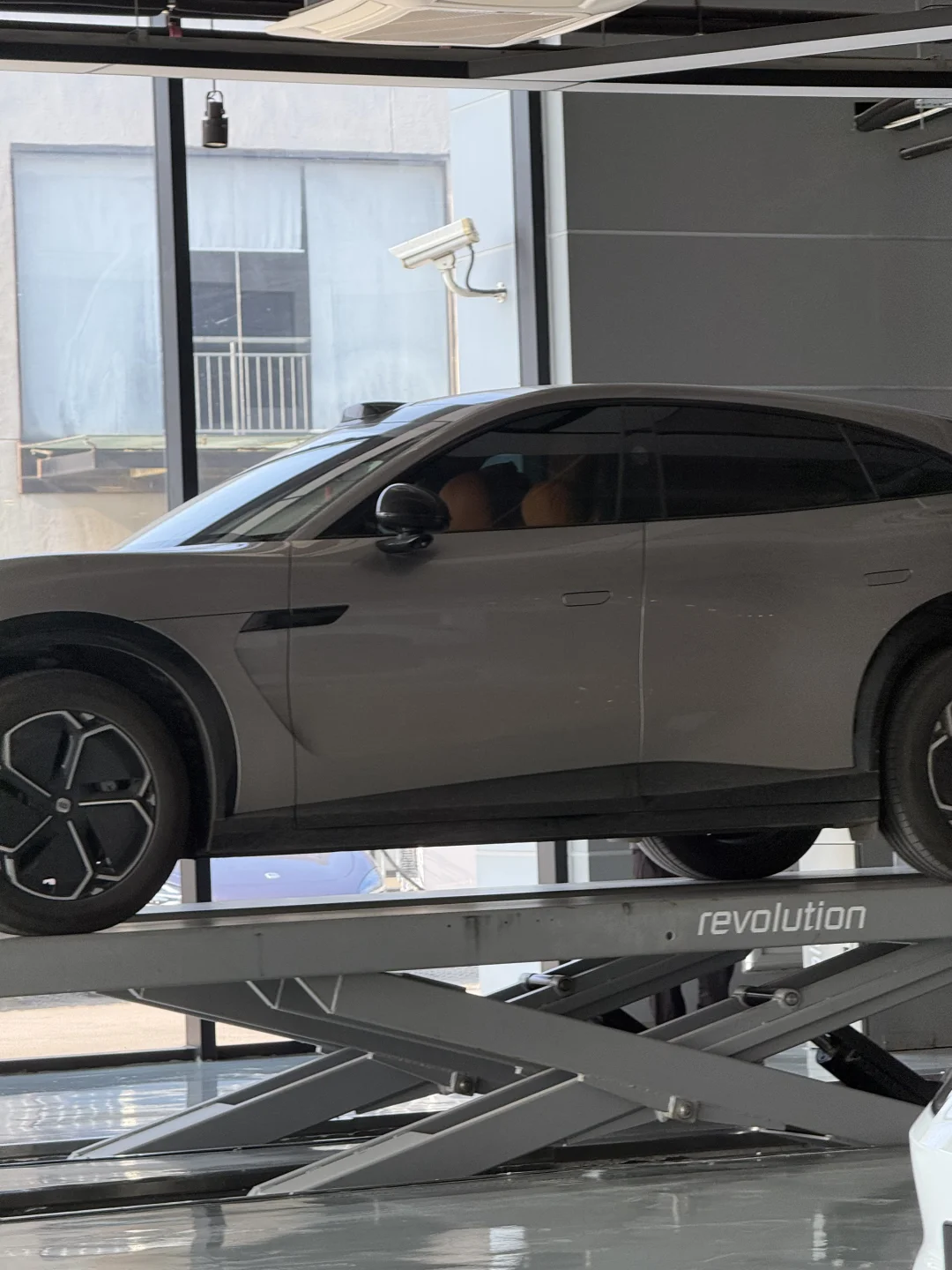 自动泊车别走神