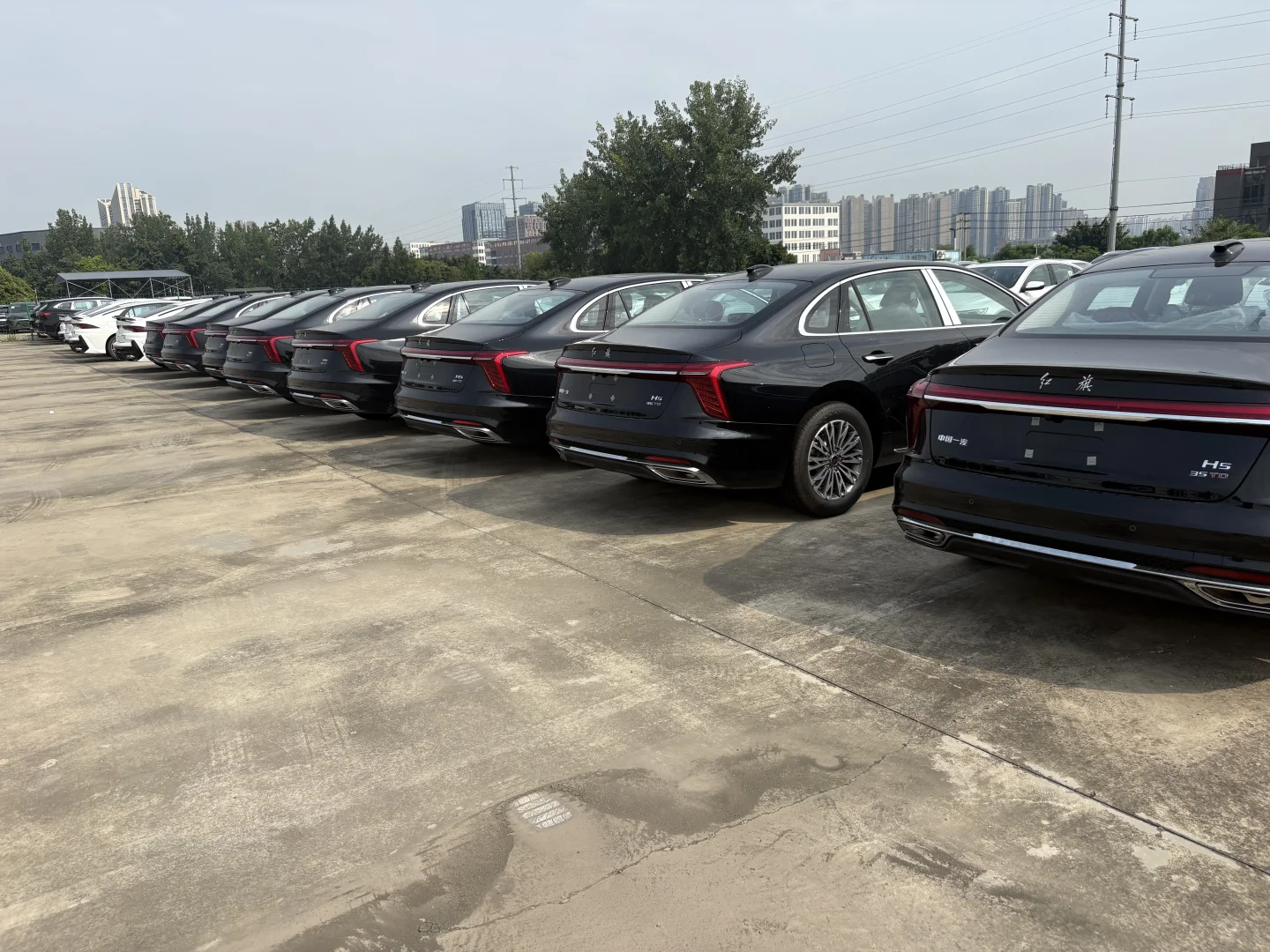 2025款红旗H5全新车，价格大跳水，这回价格真