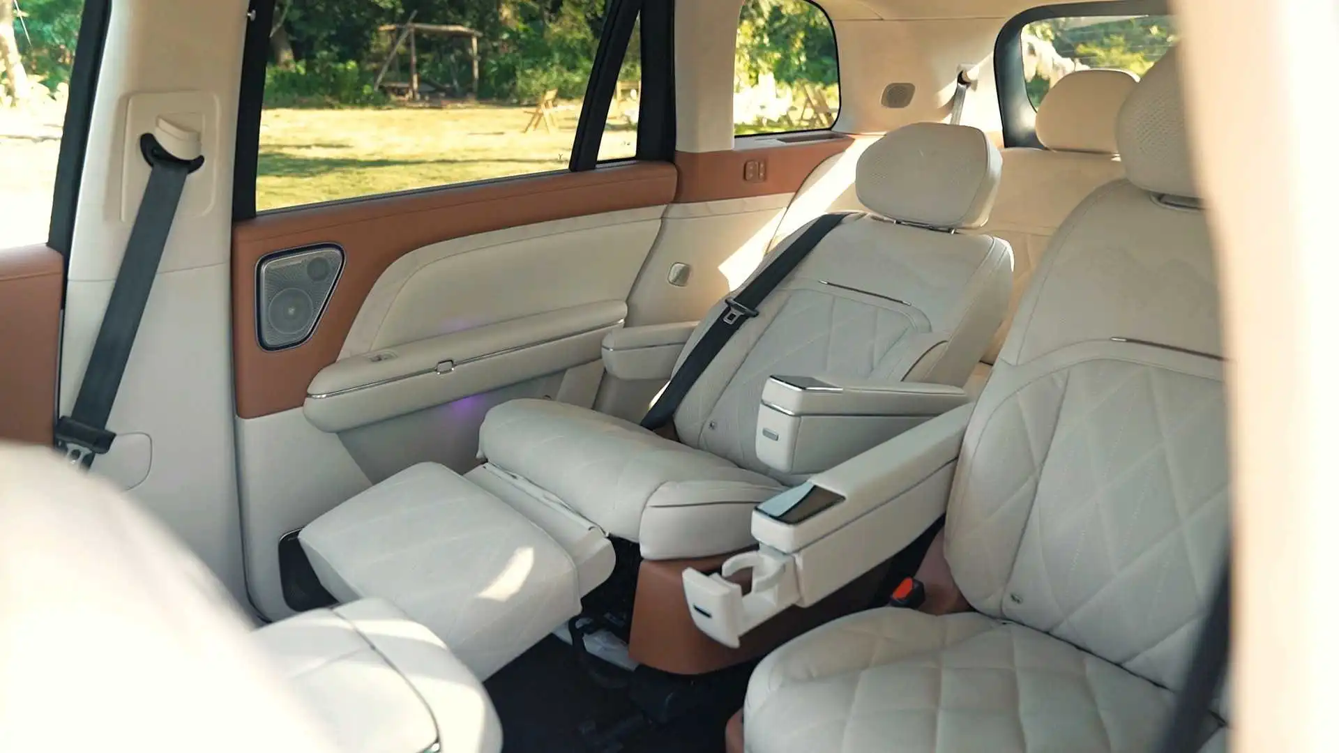 岚图新款旗舰大六座SUV泰山实拍图