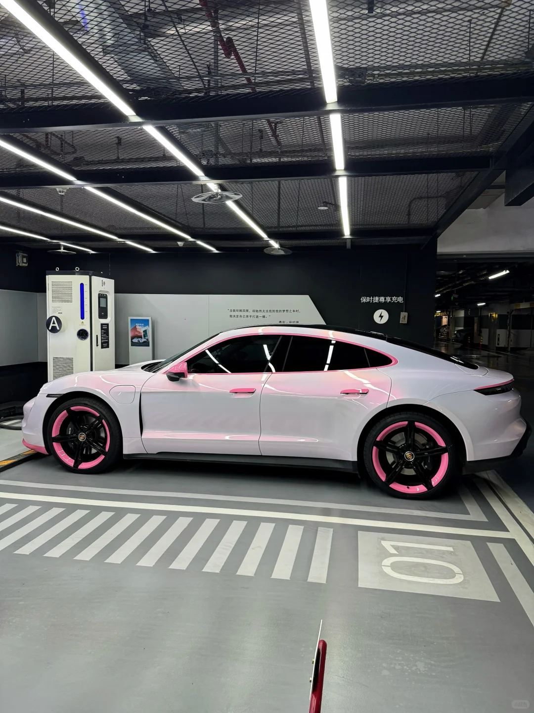 这配色的Taycan偷吃了多少草莓蛋糕啊🍰