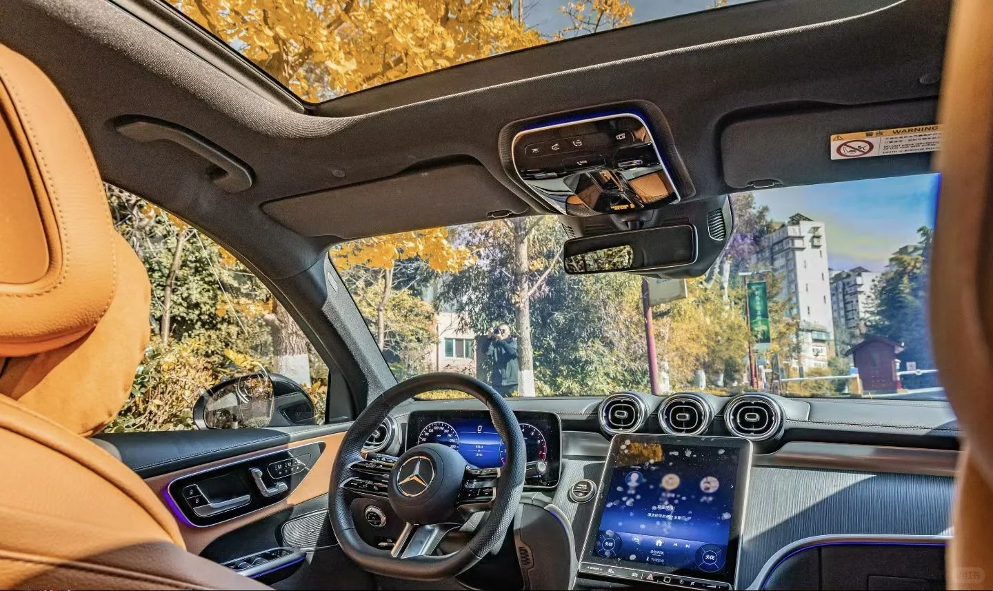 银杏鎏金满巷，长轴距GLC SUV 泊在秋光里