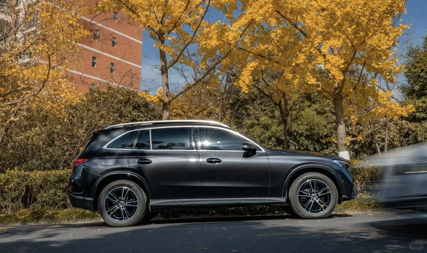 银杏鎏金满巷，长轴距GLC SUV 泊在秋光里