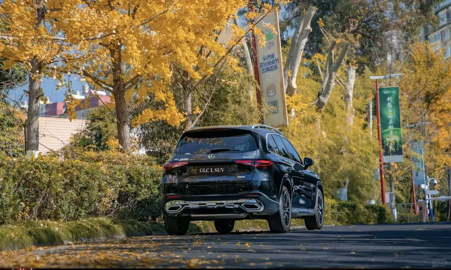 银杏鎏金满巷，长轴距GLC SUV 泊在秋光里
