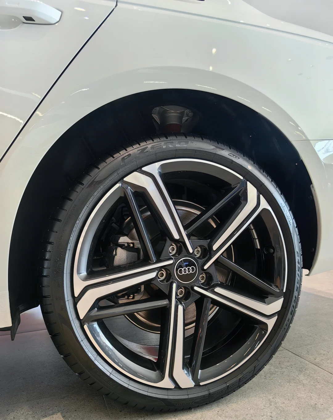 终于提了人生第一辆B级豪车！奥迪A4L