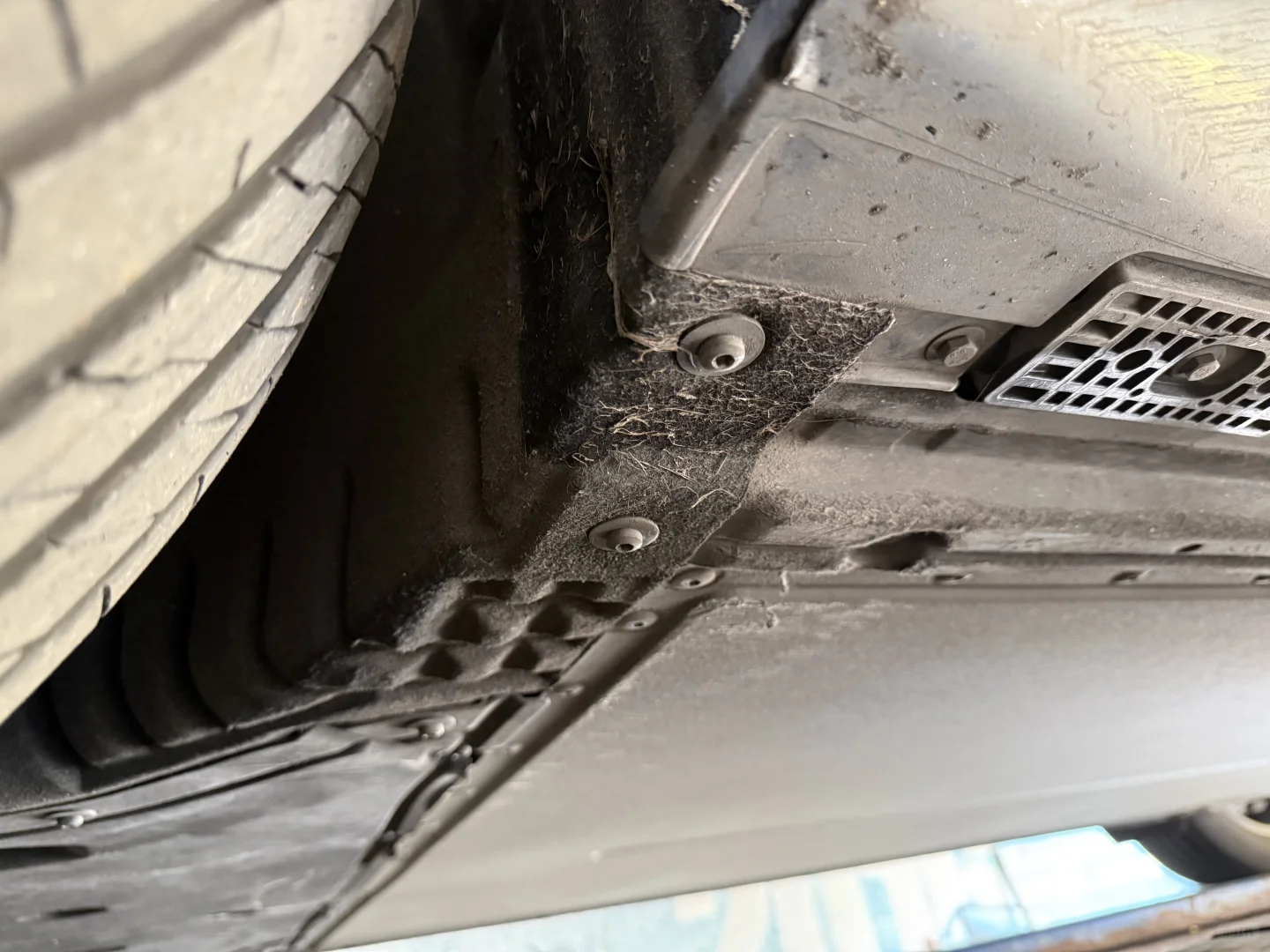 自动泊车别走神