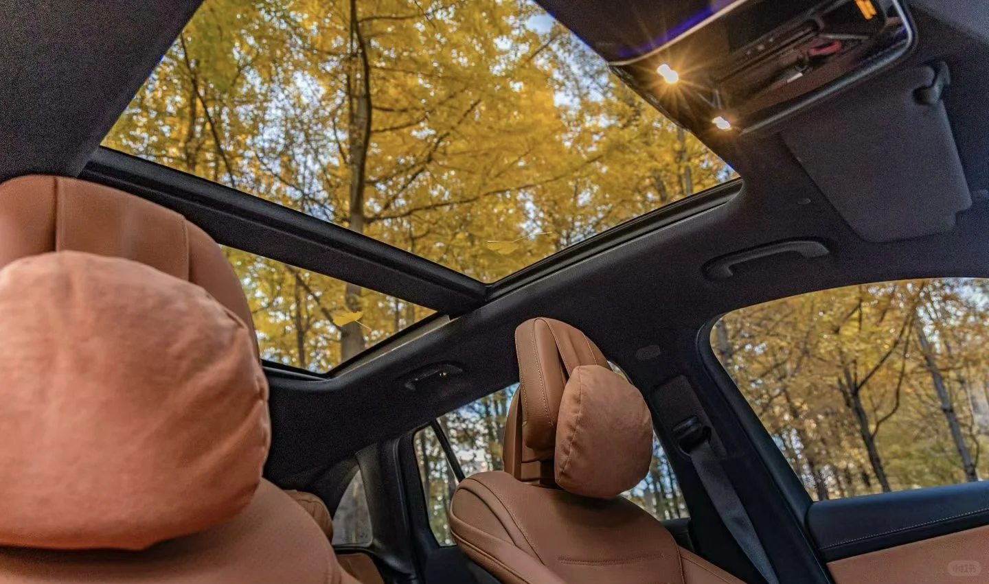 银杏鎏金满巷，长轴距GLC SUV 泊在秋光里