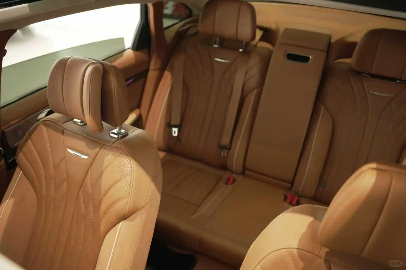 家用插混SUV闭眼冲款！红旗太懂中国家庭了