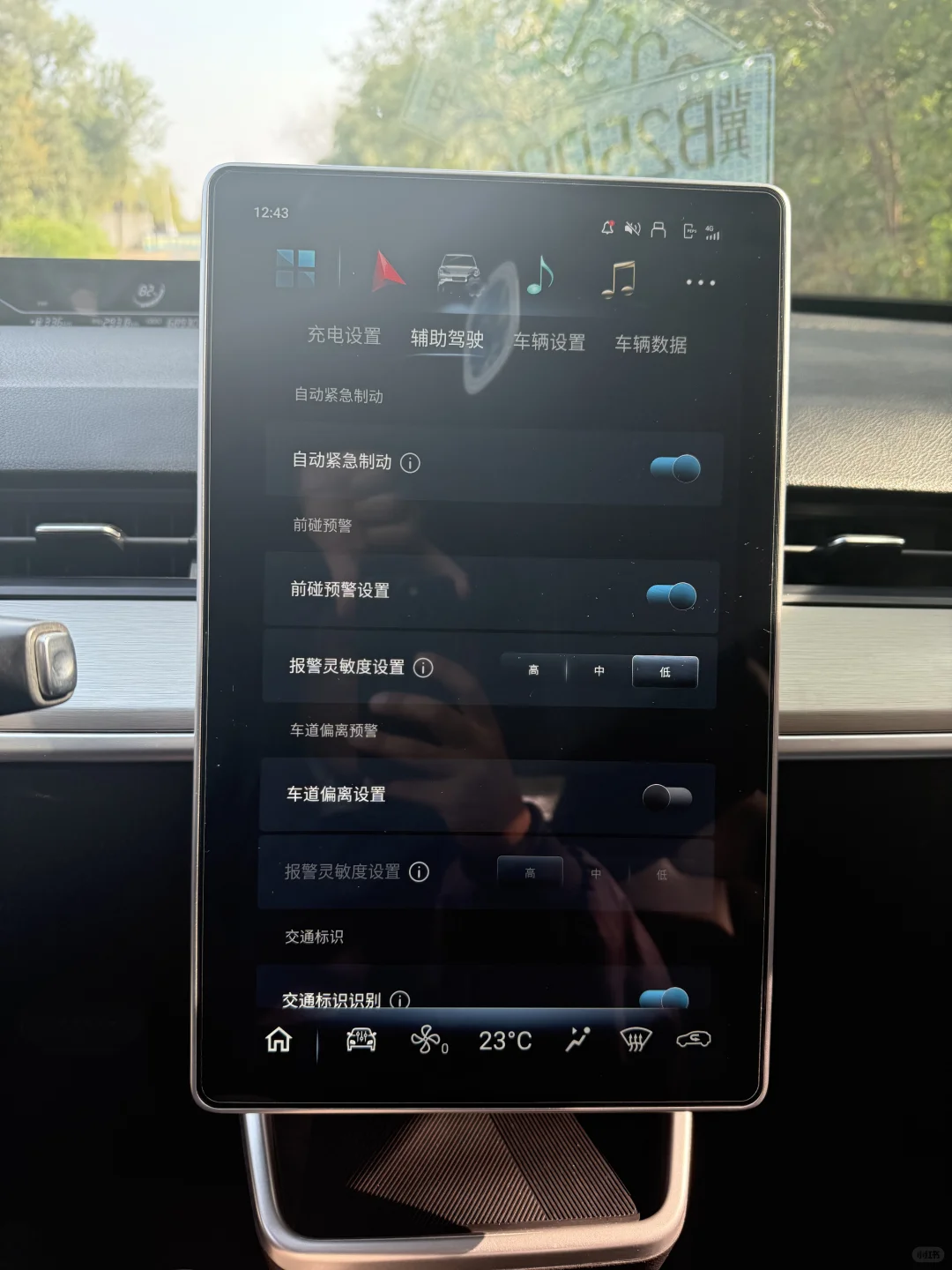 22年带辅助驾驶哪吒v400